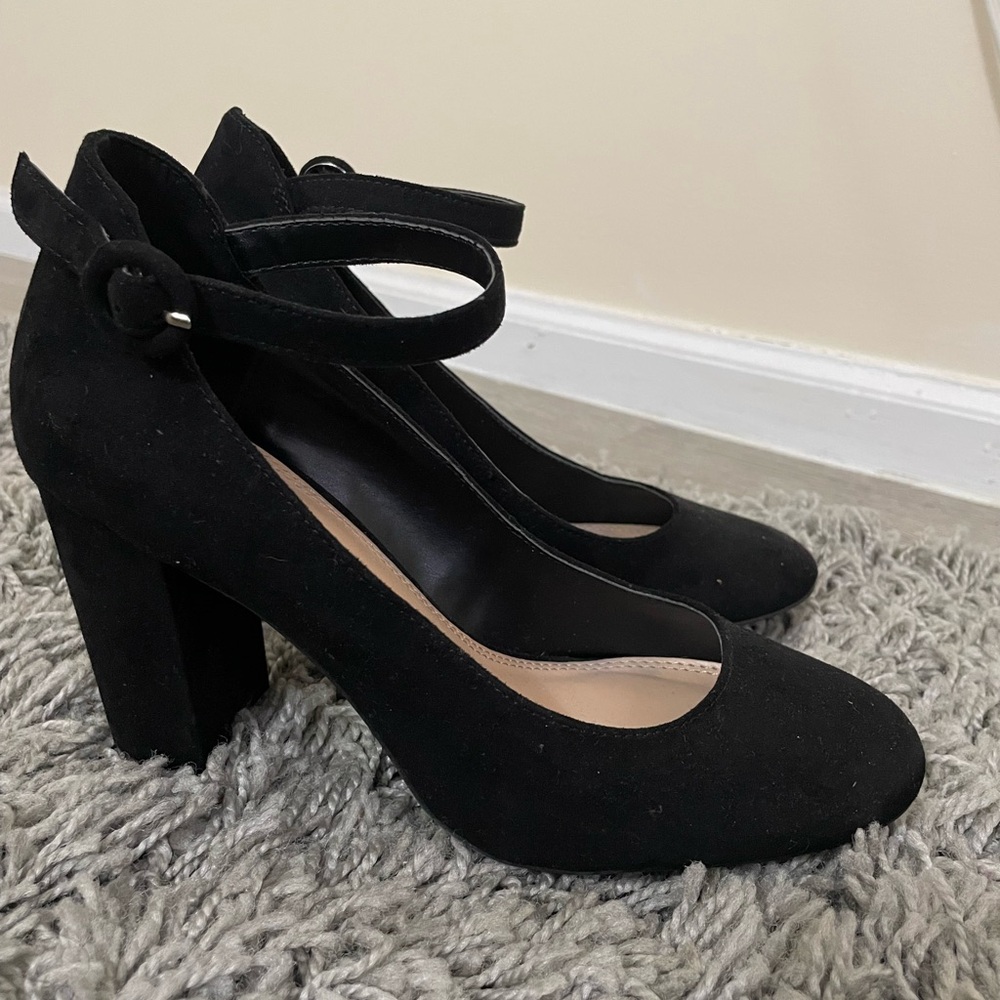 Kelly & Katie Black Suede Pumps